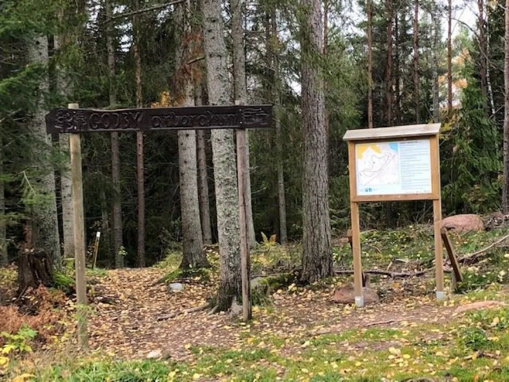 Godbyrundan 7,5 km – vast views and foreign trees
