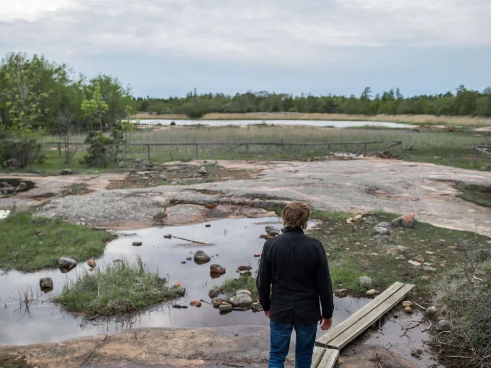 Järsö 2 km – klipphällar, havsutsikt och löväng