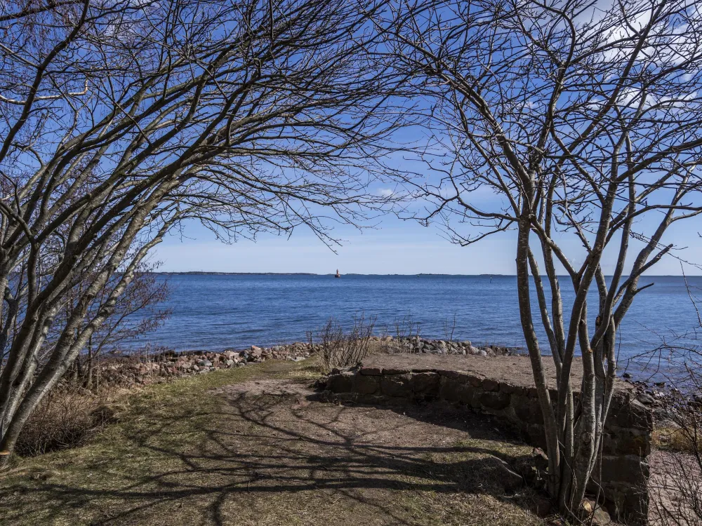 Herröskatan 1,6 km − smooth bathing cliffs and sea eagles