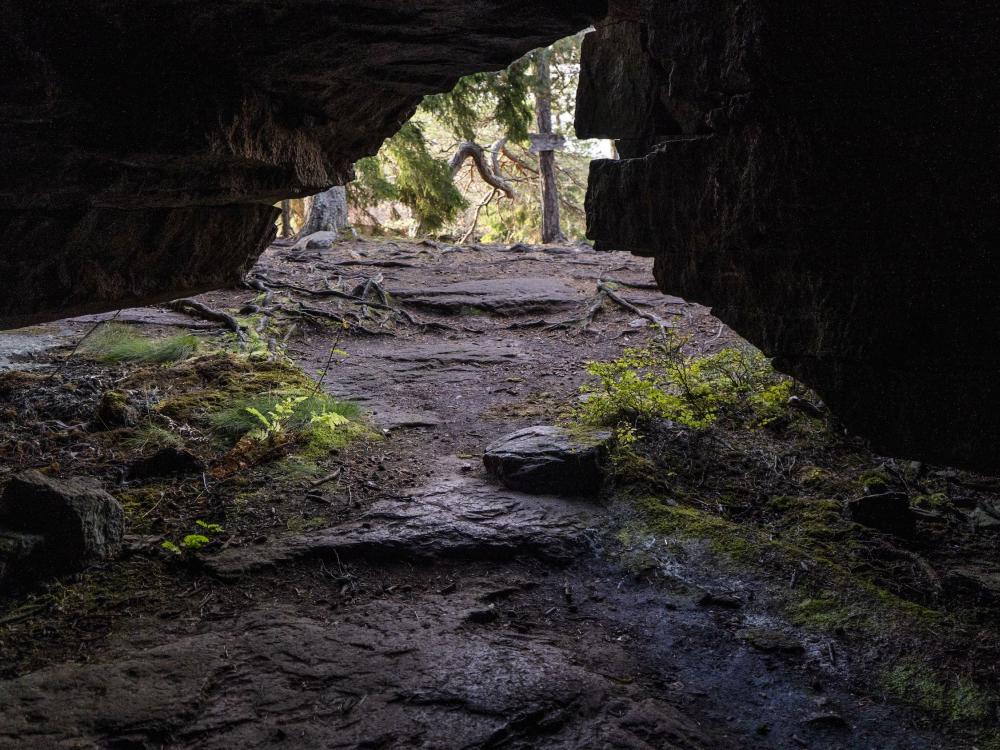 Grottstigen 4,7 km – kalliomuodostumia ja vaivaismäntyjä