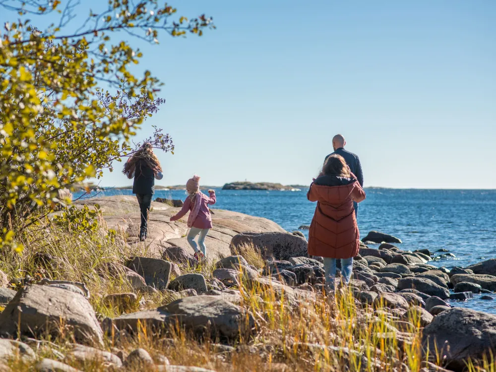 Järsö 2 km – klipphällar, havsutsikt och löväng